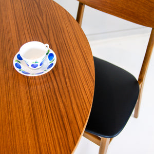 RUNT MATBORD I TEAK